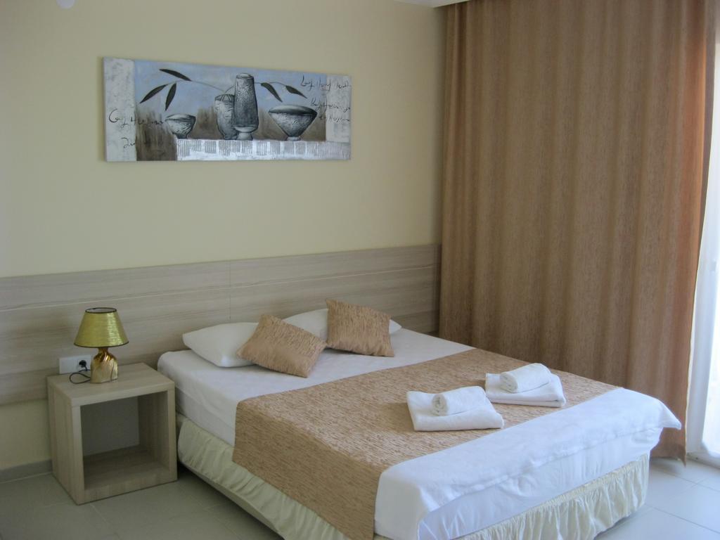 As Queen Beach Hotel Kizilot Room photo