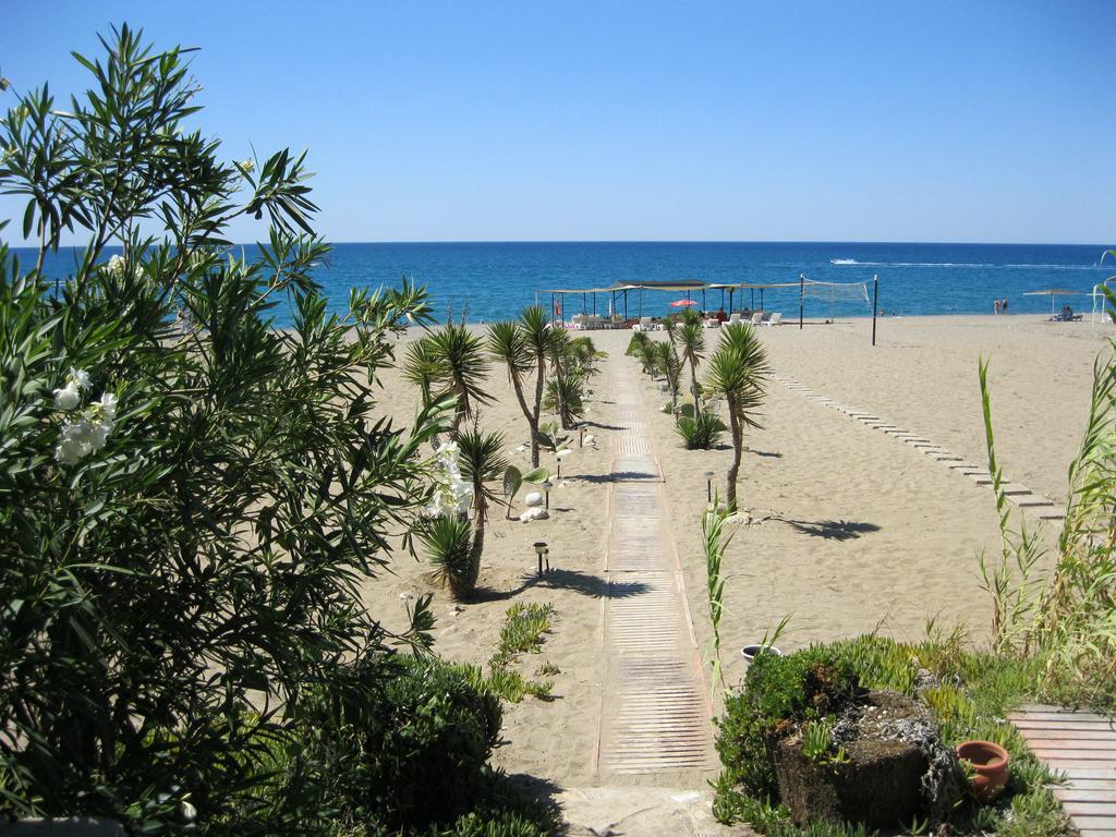 As Queen Beach Hotel Kizilot Exterior photo